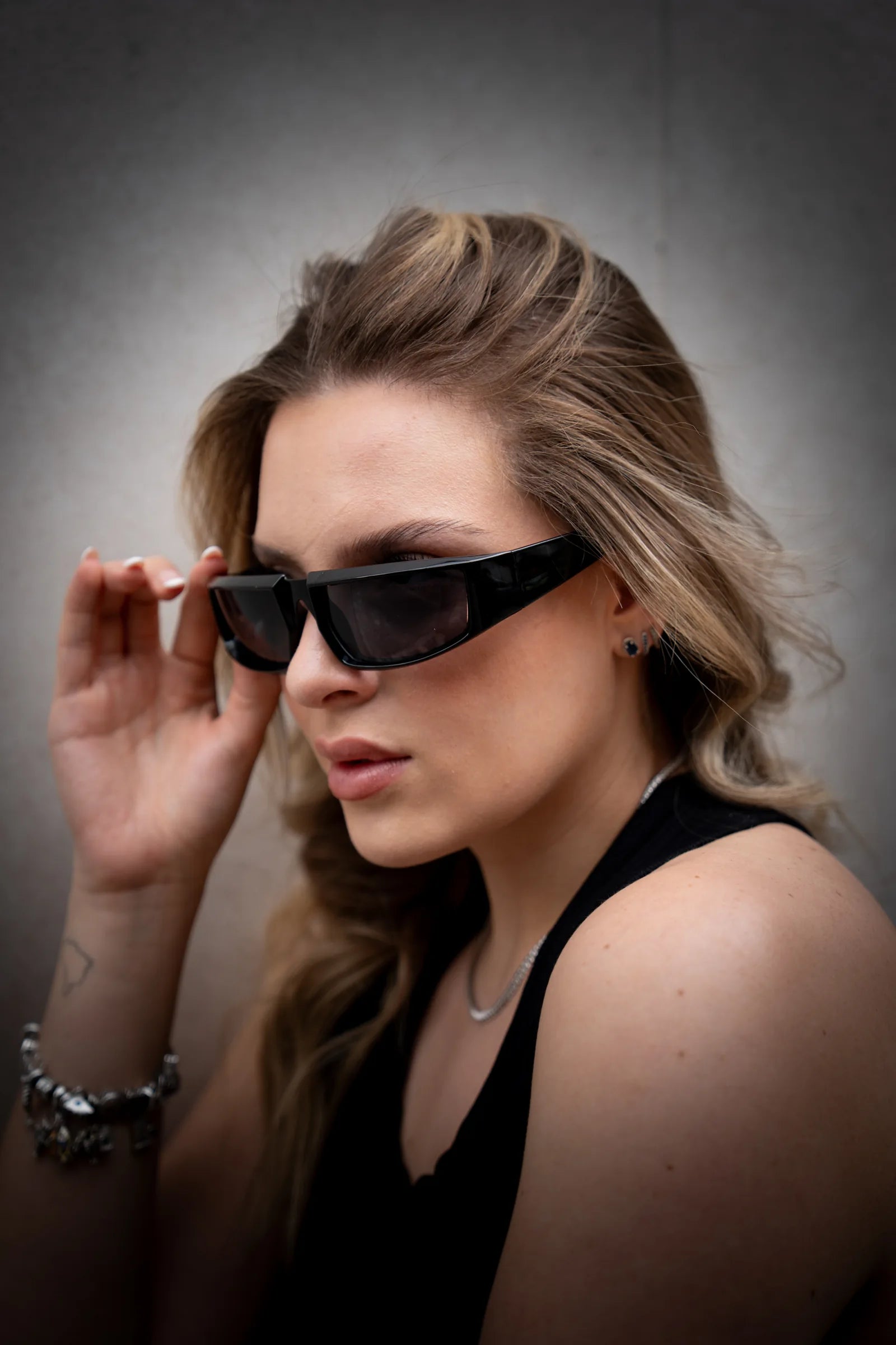 Nueva colección Nunzia, lentes negros de silueta rectangular