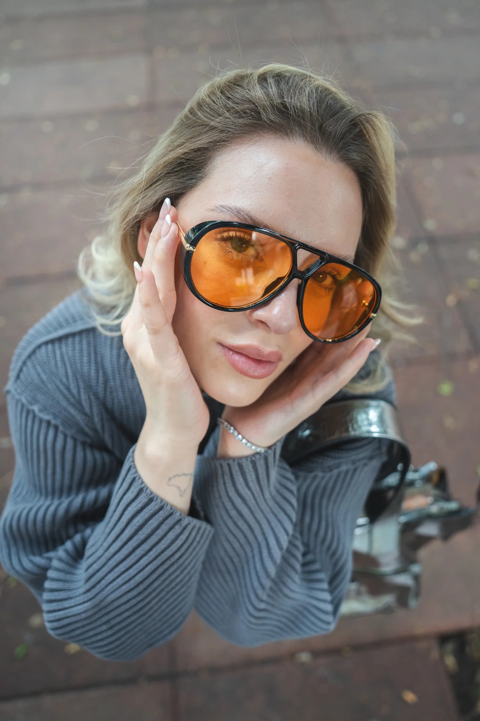 Lentes de inspiración retro con micas naranja