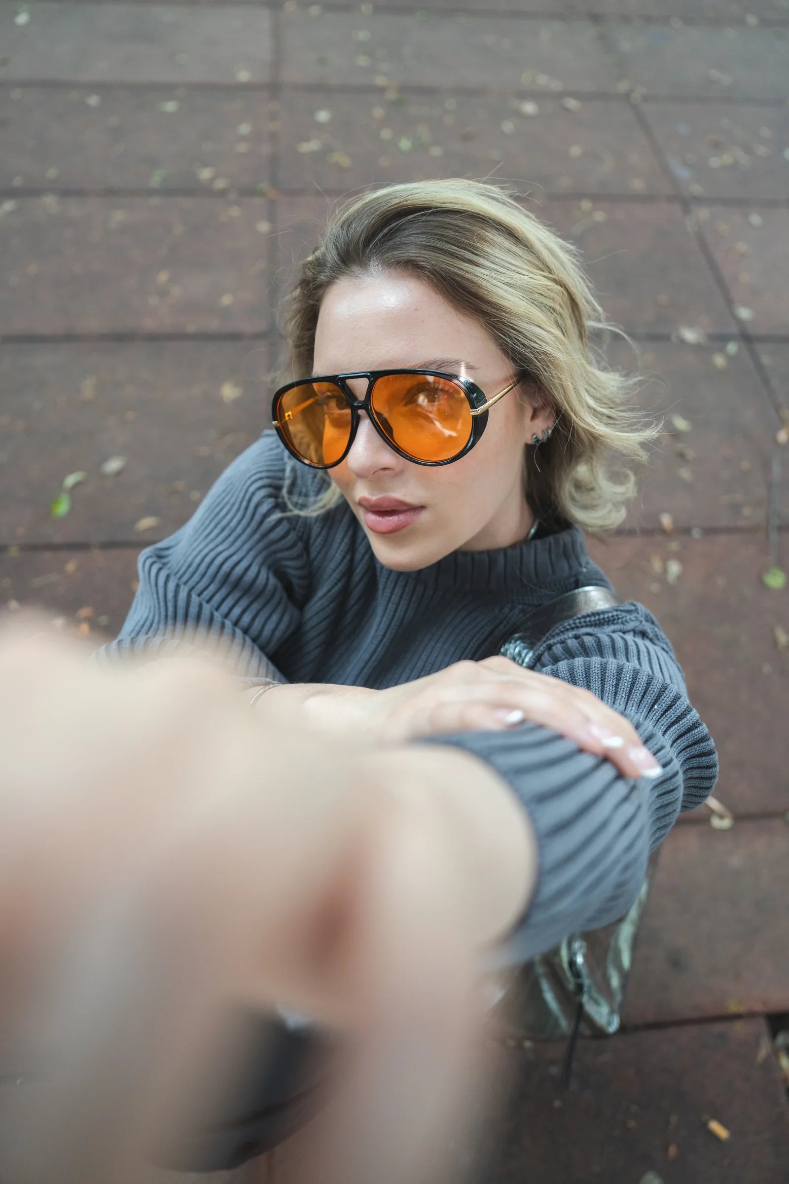 Look urbano con lentes naranja