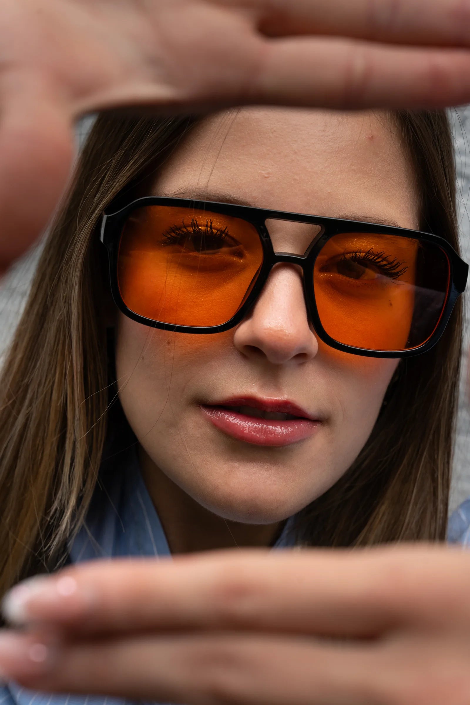 Primer plano de lentes con micas naranja de Nunzia
